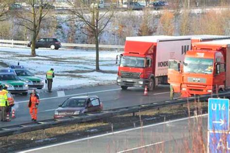 A Laster Kracht F Hrerlos In Leitplanke