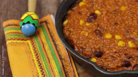 Plat mexicain traditionnel chili con carne avec viande hachée de