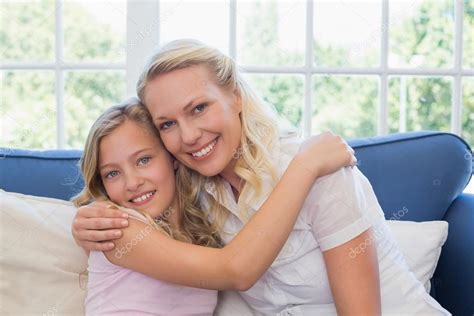 Mère Et Fille Sembrassent Sur Le Canapé — Photographie Lightwavemedia