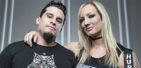 Felicidades ao casal Nita Strauss fica noiva em festa de lançamento do