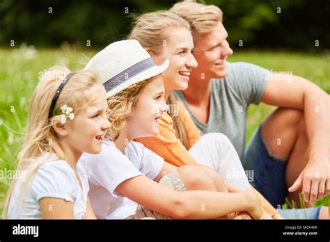 Familie Kinder Kinder Freizeit Fotos Und Bildmaterial In Hoher