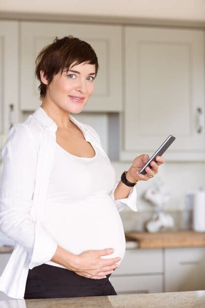 Premium Photo Pregnant Woman Using Her Smartphone