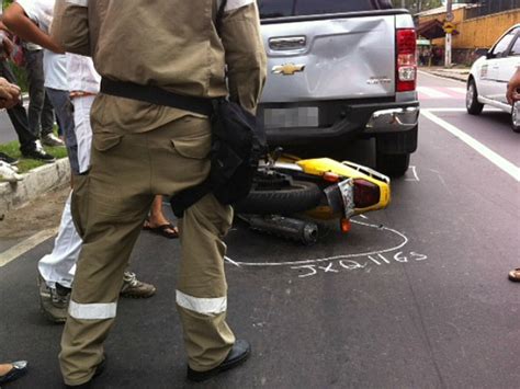 G Homem Fratura Perna Ap S Colidir Moto Contra Traseira De Picape