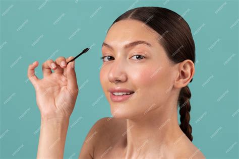 Premium Photo Side View Smiley Woman Holding Brow Brush