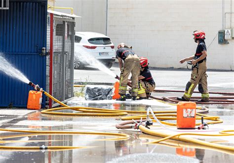 Los bomberos sofocan un incendio en una nave del polígono Pla de la