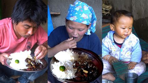 Rita Is Cooking Pork Curry Rice In Their Buffalo Shed Youtube