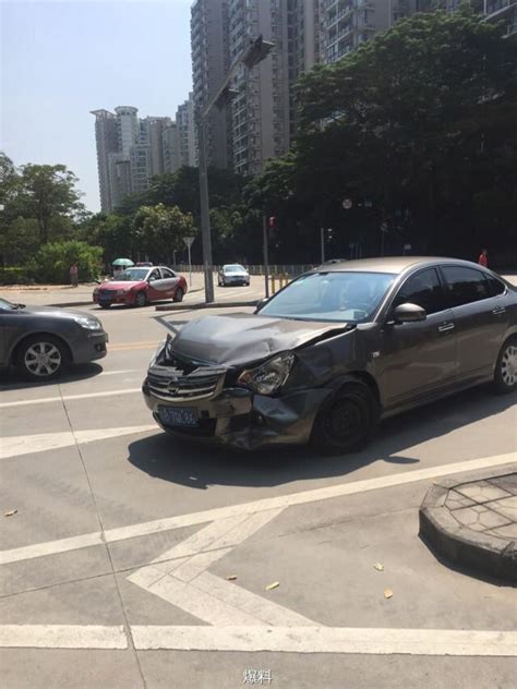 網曝深圳一網約車司機接電話 與的士相撞 每日頭條