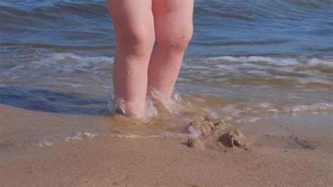 Bimbo Di Anni Annega Al Campo Estivo Stava Giocando In Acqua Con I