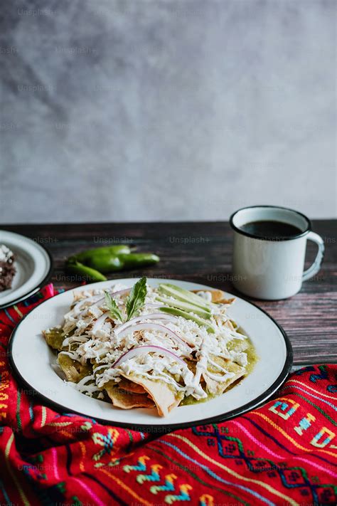 Chilaquiles Verdes Mexicanos Con Pollo Y Salsa Verde Picante Desayuno