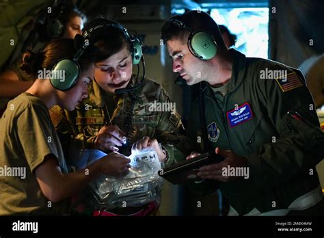 Aviadores asignados al Escuadrón de Evacuación Aeromédica 183rd buscan