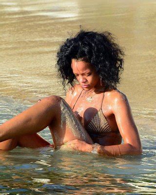 Rihanna Topless Paparazzi Pics See Her Nude Tits And Nipple Slips Porn Pictures XXX Photos Sex