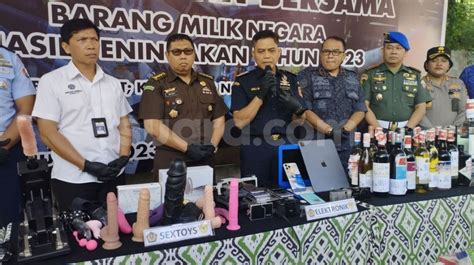 Jutaan Batang Rokok Hingga Sex Toys Dibakar Di Kantor Bea Cuka Bali Nusra