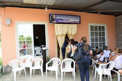 Joven muere tras chocar contra un poste de alumbrado público El