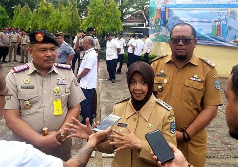 Kado Hantaru Akhir Jabatan Wali Kota Serahkan Meter Lahan Rumah