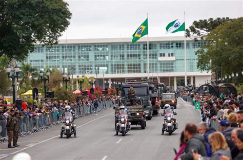 Mais De Mil Pessoas Participam De Desfile Em Curitiba