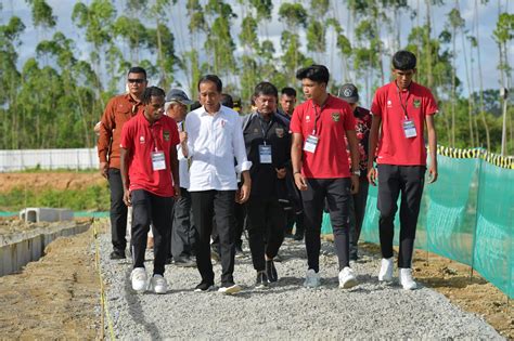 Presiden Jokowi Kunjungi Pembangunan Training Center Pssi Di Ikn