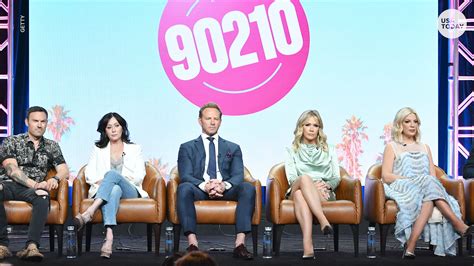 '90210' revival features cast members playing themselves