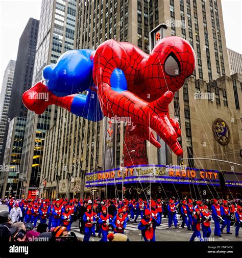 Spiderman Ballon Macys Fotos Und Bildmaterial In Hoher Aufl Sung Alamy