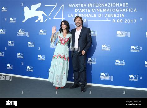 Actors Penelope Cruz Left And Javier Bardem Pose For Photographers