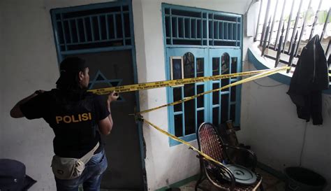 Foto Lagi Polisi Acak Acak Sarang Narkoba Di Kampung Ambon Foto