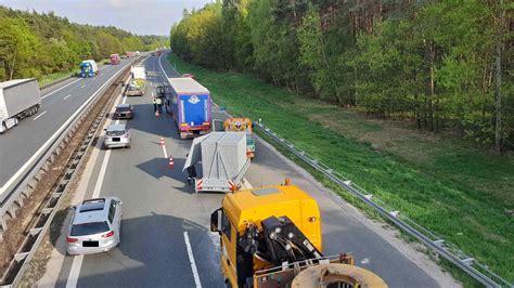 Lastwagen Kracht Auf A In Stauende Fahrer Lebensgef Hrlich Verletzt