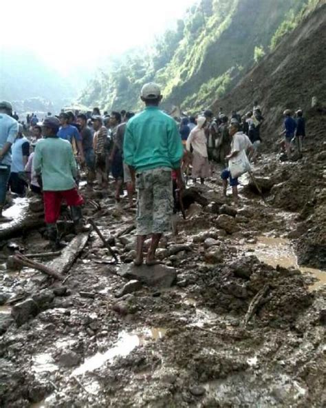 GoRiau Longsor Tanah Di Kawasan Kelud 3 Truk Tertimbun 4 Orang