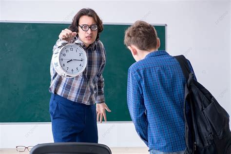 El Chico Perezoso Que Llega Tarde A La Escuela Vector Fondos E Imagen