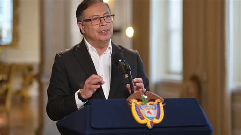 El presidente de Colombia da marcha atrás y admite que sigue la