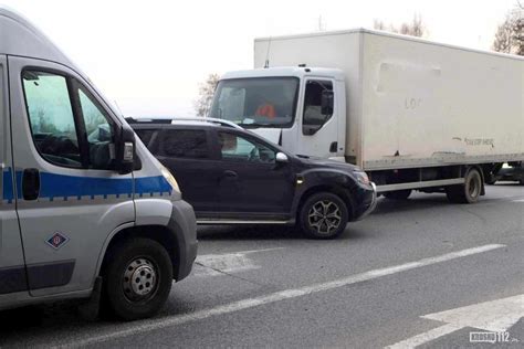 Zderzenie ciężarówki z osobówką na skrzyżowaniu Zręcińskiej z Lotników