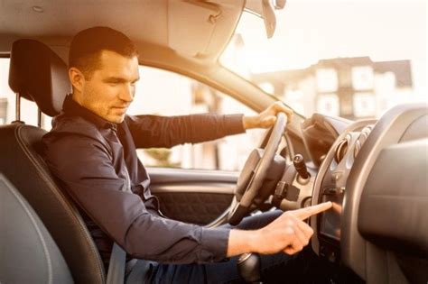 Un Hombre Está Sentado En Un Auto Vehíc Premium Photo Freepik