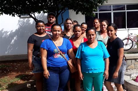 Brumado Pais De Alunos Protestam Em Frente A Prefeitura Em Busca De