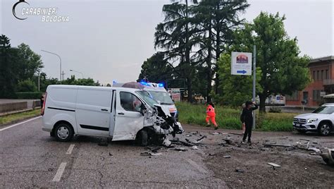 Crespellano Schianto Sulla Provinciale Fra Un Auto E Un Furgone Muore