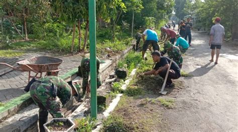 Jaga Kebersihan Lingkungan Anggota Koramil Babadan Bersama Masyarakat