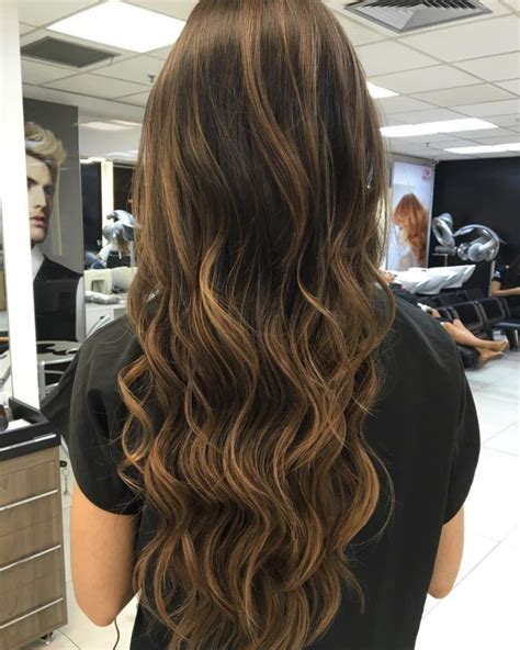 Mechas contour a técnica que ilumina o rosto e valoriza cada tipo de