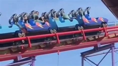 Wahana Halilintar Di Dufan Macet Saat Posisi Menanjak Pengunjung