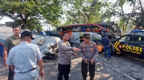 Kecelakaan Bus Eka Vs Sugeng Rahayu Di Ngawi Sopir Dan Kernet