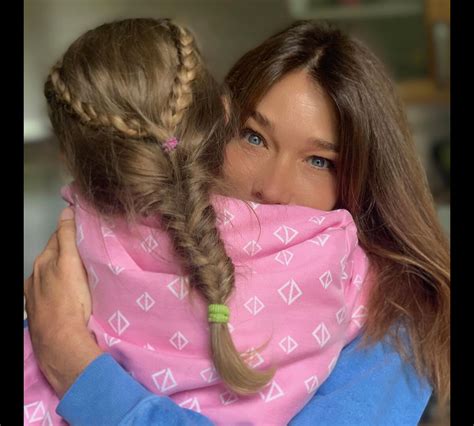 Photo Carla Bruni Et Sa Fille Giulia Sur Instagram Le 7 Juin 2020