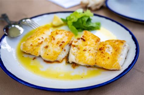 Filete Grelhado De Bacalhau Branco Servido Em Restaurante De Peixe Em