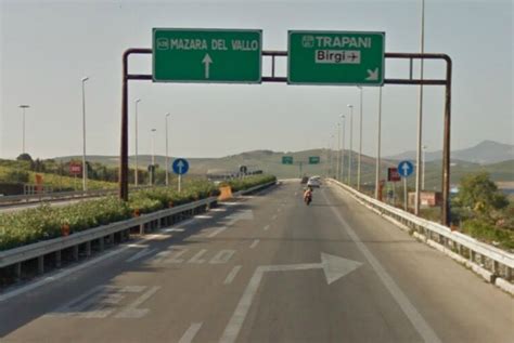 Incidente Trapani Si Schianta Con L Auto Contro Guard Rail Lungo A29 E