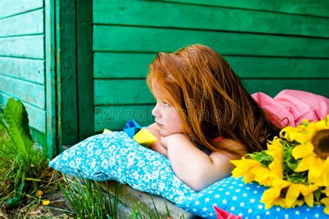 Menina Vermelha Do Cabelo No Parque Imagem De Stock Imagem De