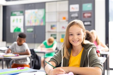 Retrato de una estudiante caucásica sonriente trabajando en su