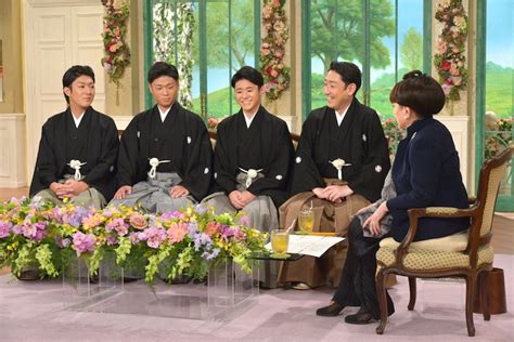 テレビ朝日系「徹子の部屋」より、左から四代目中村橋之助、三代目中村福之助、四代目中村歌之助、八代目中村芝翫、黒柳徹子。cテレビ朝日