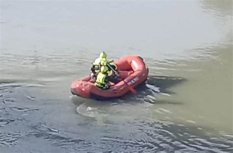 Giovane Donna Si Getta Nel Fiume Volturno Vigilessa La Salva Tenendole