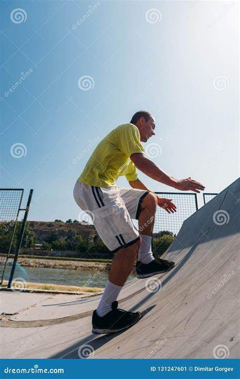 Homem Desportivo Que Salta Sobre Obst Culos No Skatepark Imagem De