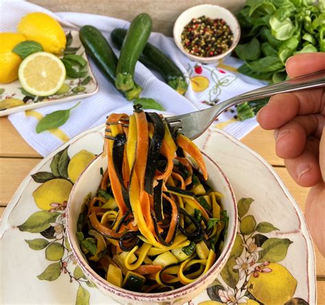 Pasta Con Zucchine E Limone Piatto Fresco Cucina Svago