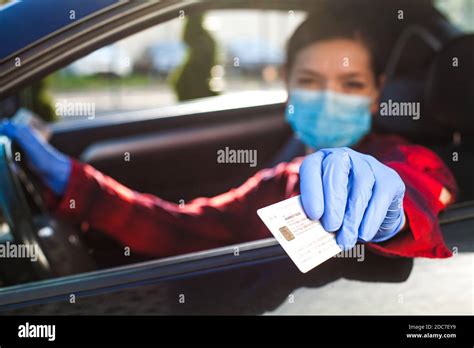 Joven Conductora Mostrando Tarjeta De Salud O Pasaporte De Inmunidad