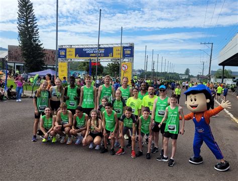 Equipe De Atletismo Col Gio Teut Nia Languiru Sicredi Teve Desempenho