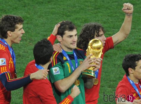 Iker Casillas Con La Copa De Campeones Del Mundial De Sud Frica