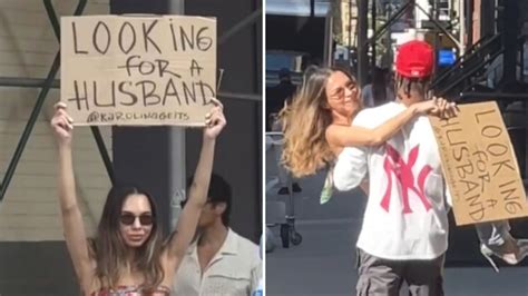 Mujer Se Vuelve Viral Por Sostener Cartel Que Dice Se Busca Marido Y