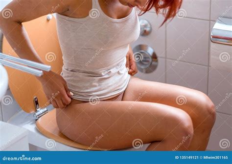 Jeune Femme S Asseyant Sur Une Toilette Image Stock Image Du